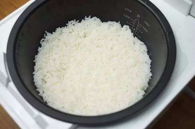 蒸米饭，别直接加水蒸！做好3点，颗粒分明，又香又软，还不粘锅