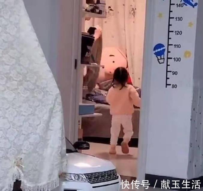 老大|妹妹晚上想进哥哥房间蹭睡，哥哥手法太“无情”，妈妈哭笑不得