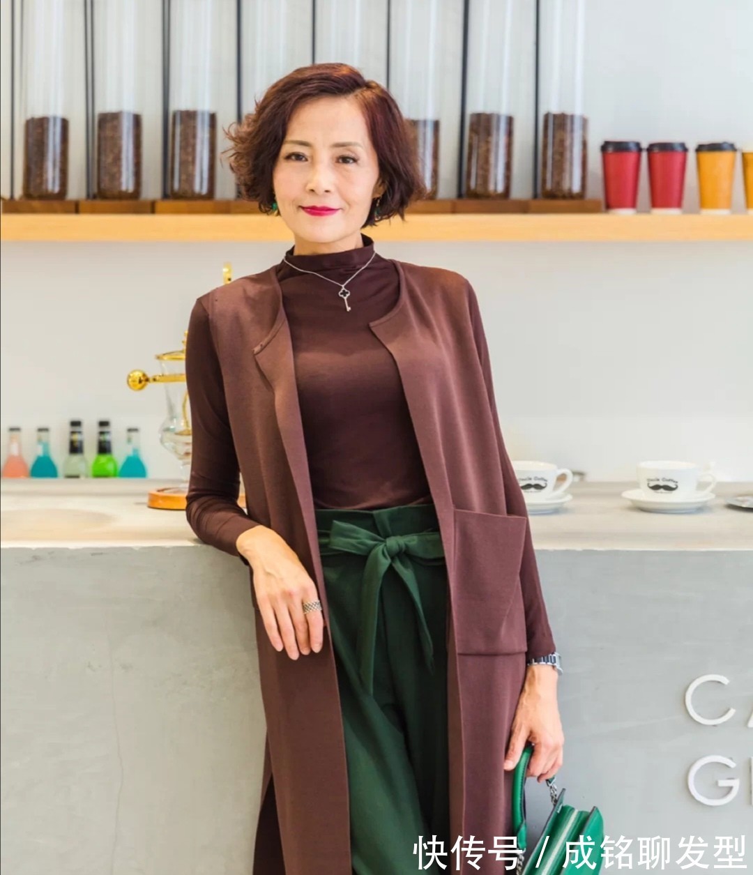 妈妈辈|这才是五十岁妈妈辈该有的装扮,端庄大气显年轻,优雅保暖又舒适
