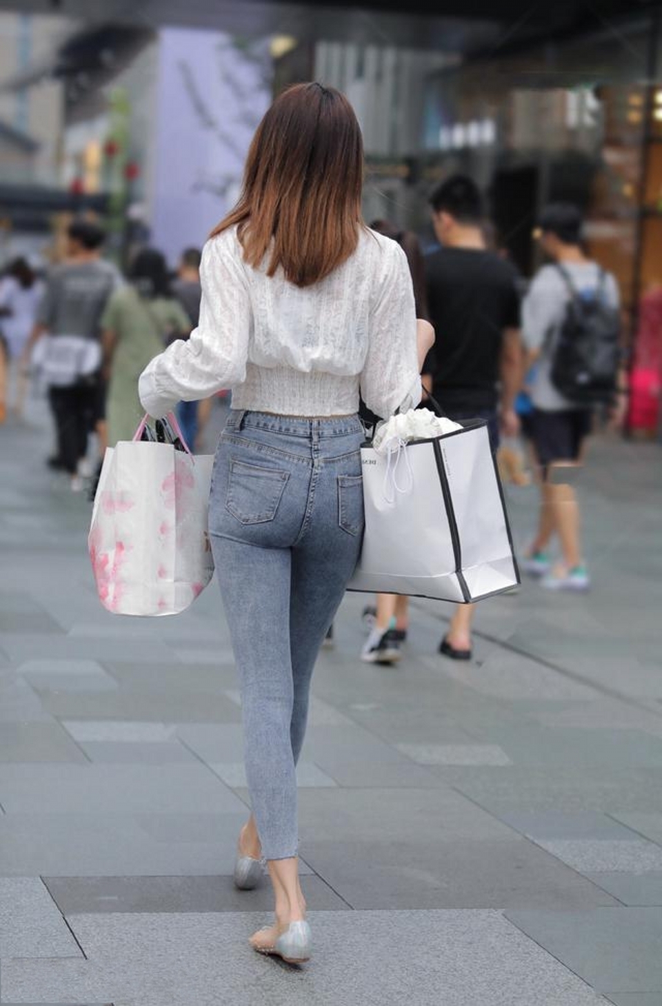 街拍,美女穿黑白竖条纹设计的抹胸上衣,尽显优雅范儿