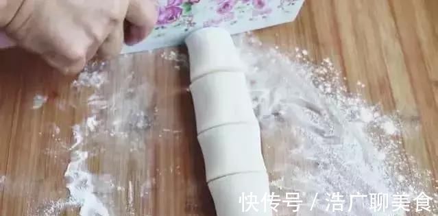 糯米粉最好吃的做法，开水一烫，大刀一切，全家人都有爱吃