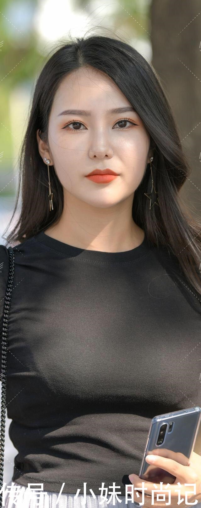 街头美女穿连衣裙秀身材, 却被“拉链”抢镜, 展现不一样的知性美