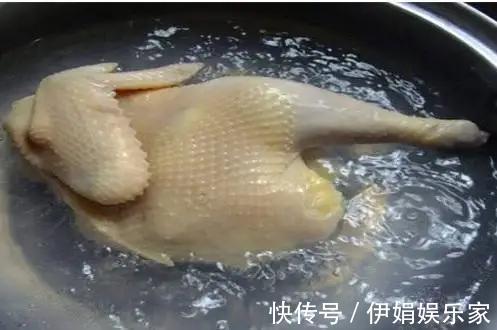 多汁|做白切鸡万万不可下锅烫煮，用这一招做法，肉汁鲜嫩，香滑皮爽