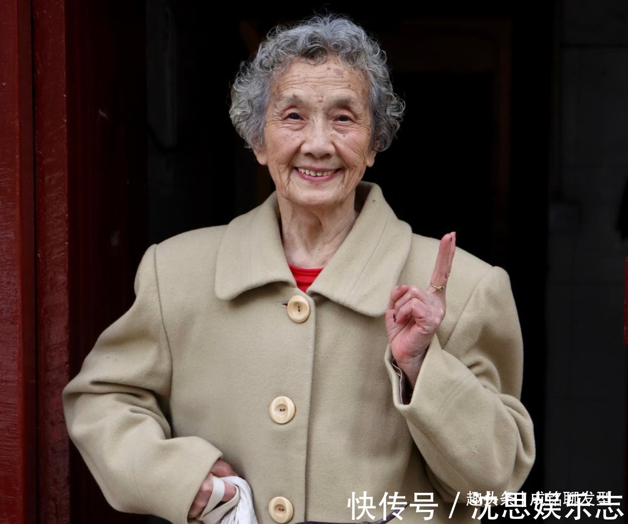 受损 老年人经常烫染发质差,头发毛躁还显老,三个妙招让头发恢复如初