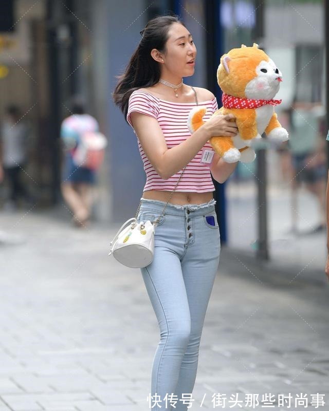 衣服 红白条纹肩外套搭配牛仔裤，清新优雅，充满活力！