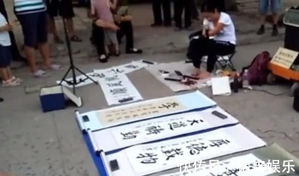 地摊!一位没有双手美女的“地摊书法”,用脚写欧楷榜书,用笔险绝精到