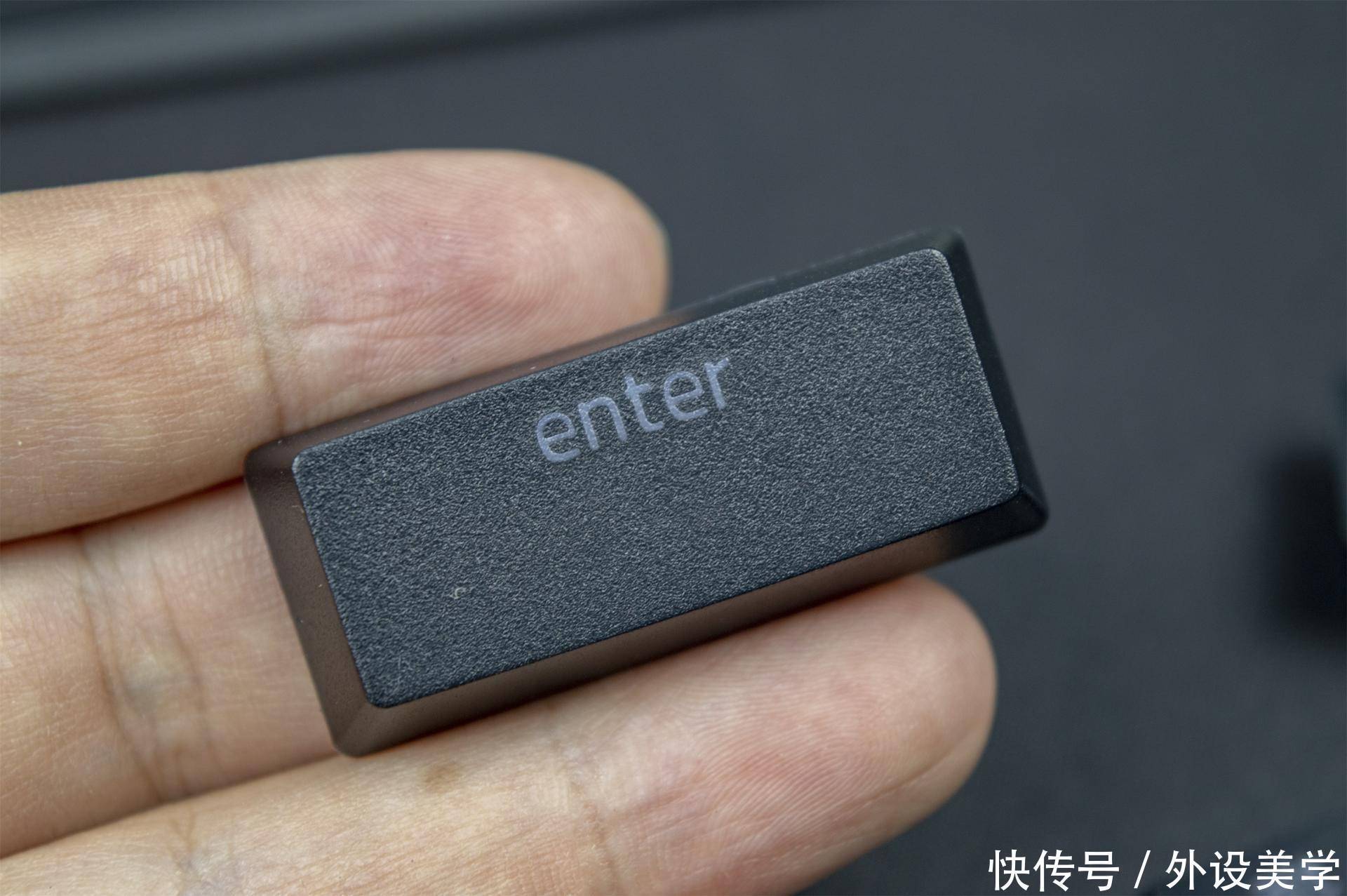 雷蛇|以灯之名,传奇再续:雷蛇黑寡妇 V3 绿轴版开箱