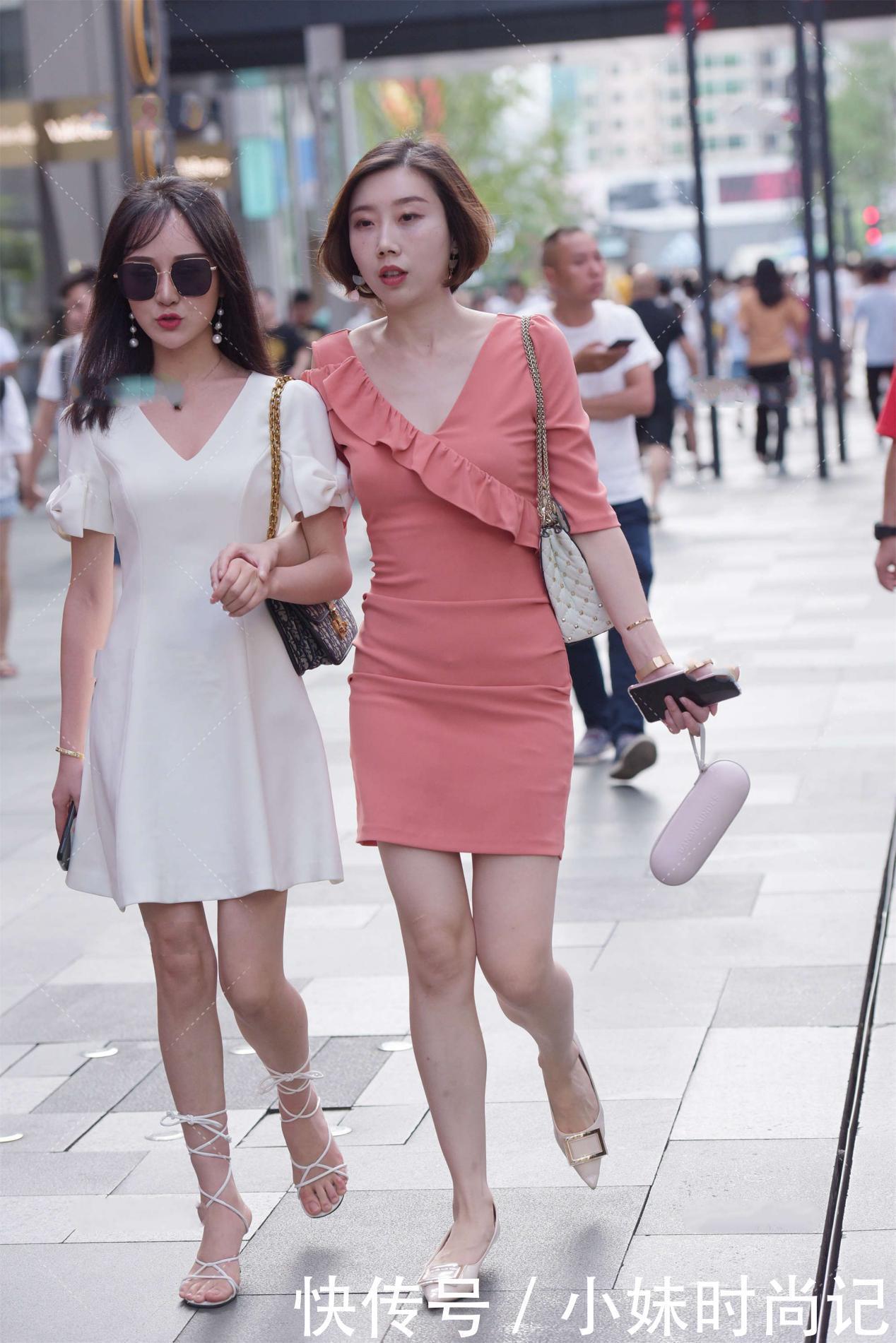 裙子|街拍:白裙简单自然, 粉裙时尚精致, 不同颜色传达不同风格