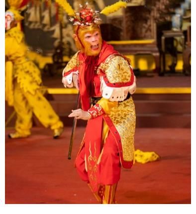 六小龄童|《萌探》感人一幕!六小龄童仔细确认面具是否开了,杨紫表现好暖