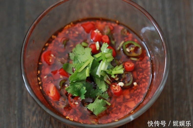 调凉菜,只加生抽是外行!教你万能凉拌汁,酸辣爽口,调啥都好吃