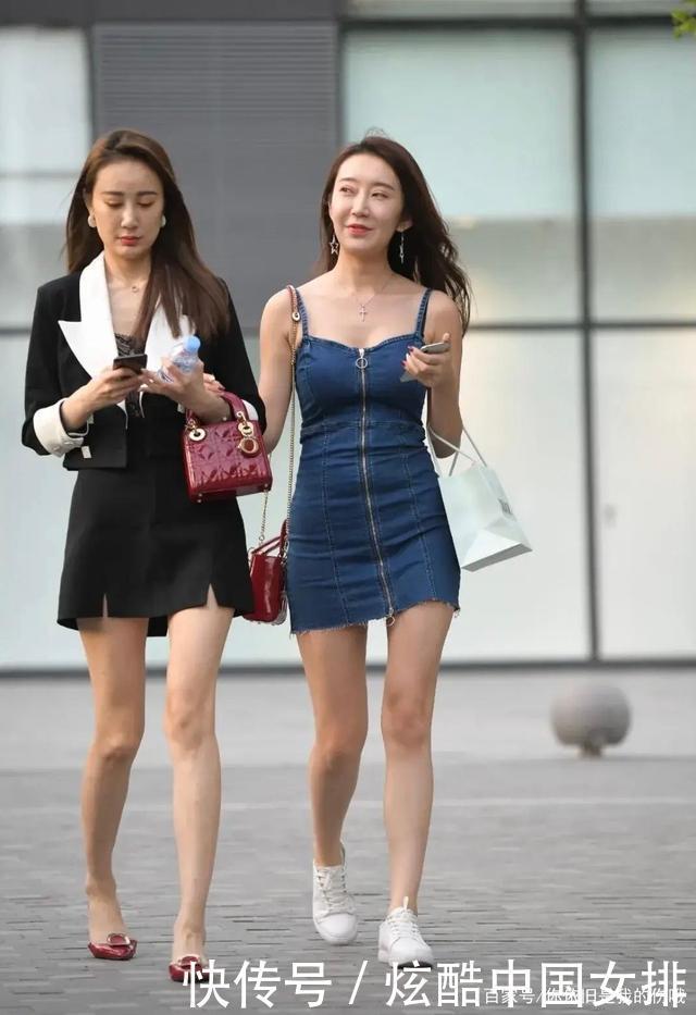  尽显|牛仔裙的时尚女士，牛仔的面料质感十足，尽显年轻活力