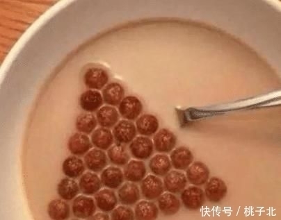 得特别别扭|强迫症吃东西时,奶茶喝出新境界,草莓得去籽吃,网友别吃了