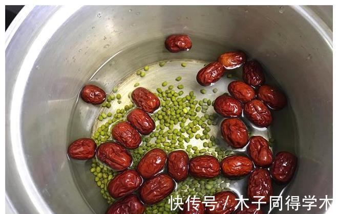 百合|秋天,百合正当季,加两种食材一起煮,清甜润燥,便宜又好喝