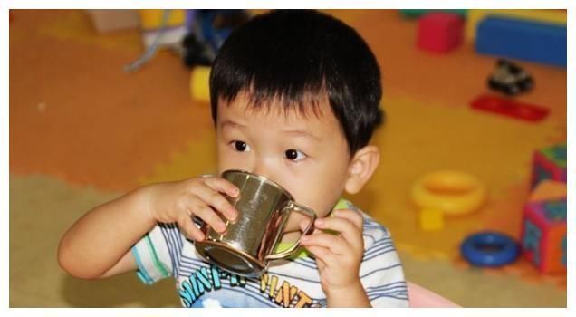 豪豪|孩子因喝水导致积食，医生建议：家长给娃喝水，避开这3个时间段
