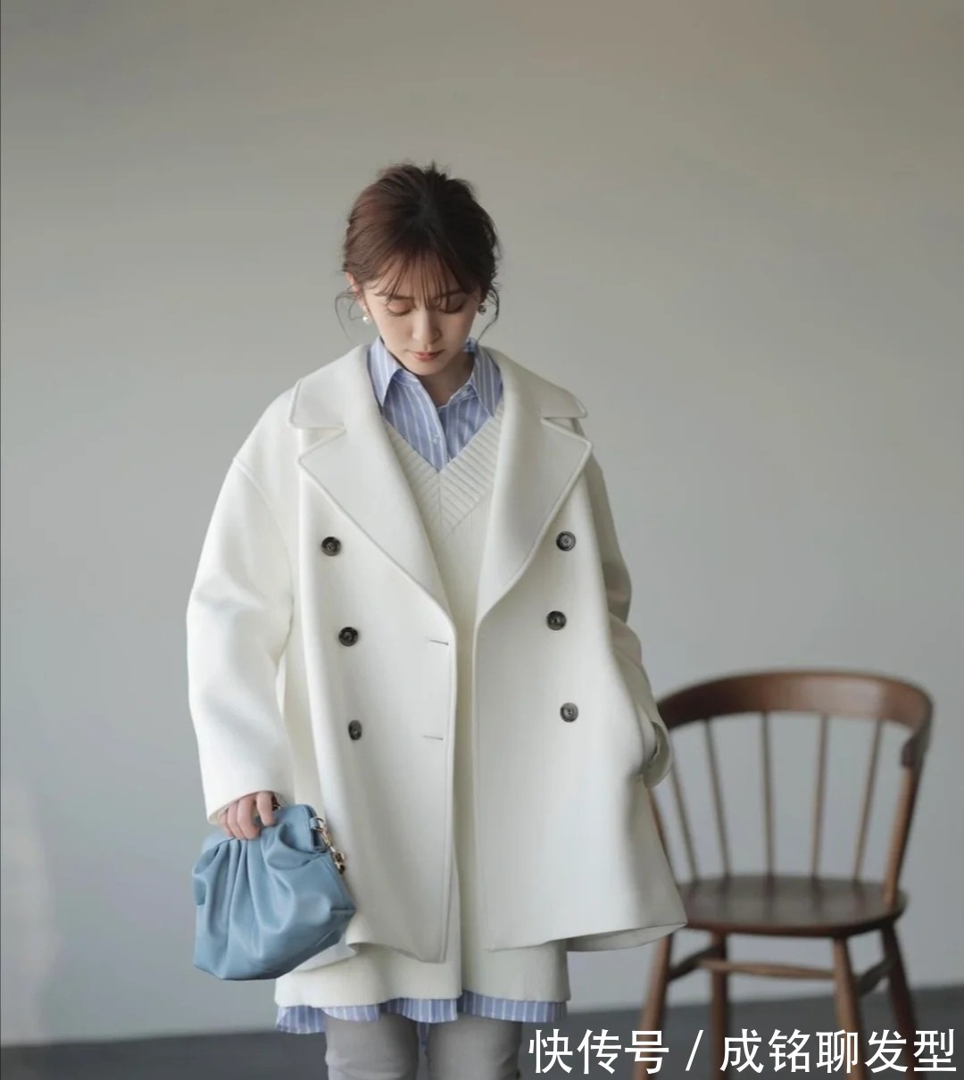 主妇|四五十岁的日本主妇,都爱“大衣+针织毛衣”,时髦保暖还显气质