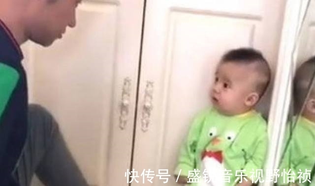 宝宝|宝宝深夜看电视被爸爸罚站，委屈地看着爸爸，小表情简直太可爱了