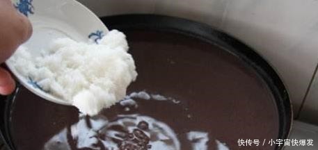 想吃红豆凉糕不用买,2分钟教你在家做,软糯香甜,越吃越想吃!