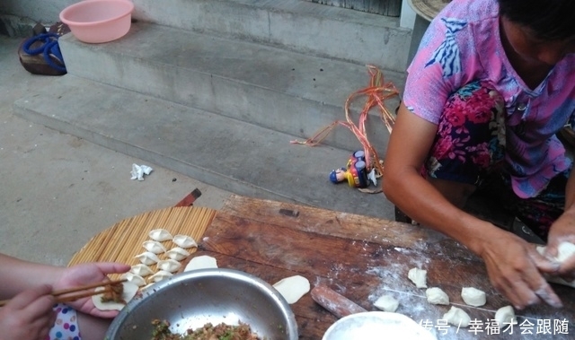 爸爸|农家院里包饺子,我和母亲包饺子给在田地里忙碌着农活的爸爸吃