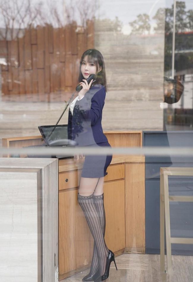 高跟鞋|咖啡厅收银台小姐姐,穿西装搭配包臀裙,尽显端庄秀丽之气!