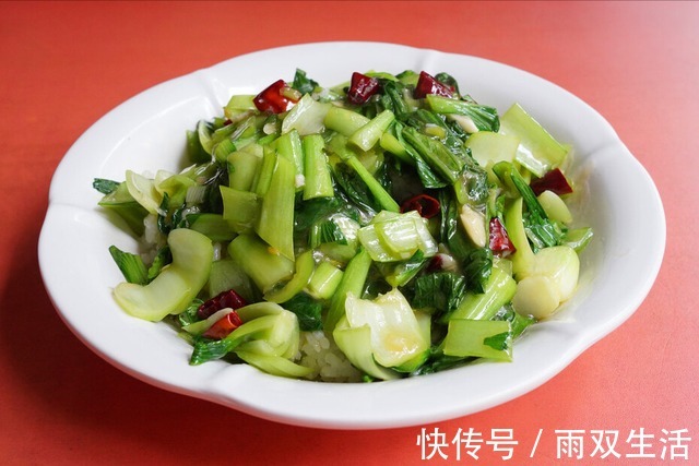 爽脆|天热多吃蔬菜,炒青菜时,不要直接下锅,学会2招,爽脆不发黑