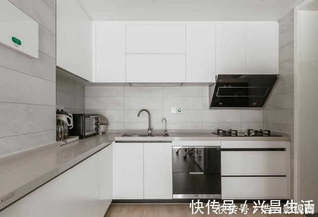 客厅|这对夫妻很有远见,客厅不放沙发茶几,让一家人的感情快速升温