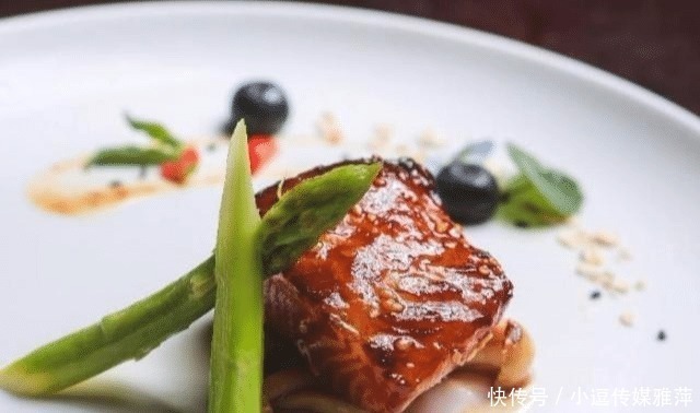 外国人|美国人对此疑惑:中国人吃饭,为何喜欢把碗端到嘴边?