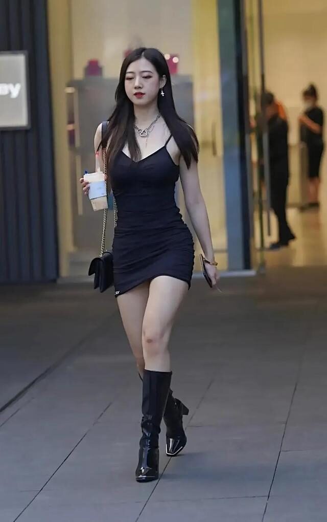 穿搭 黑色穿搭的小姐姐,自然的美 吸引的美