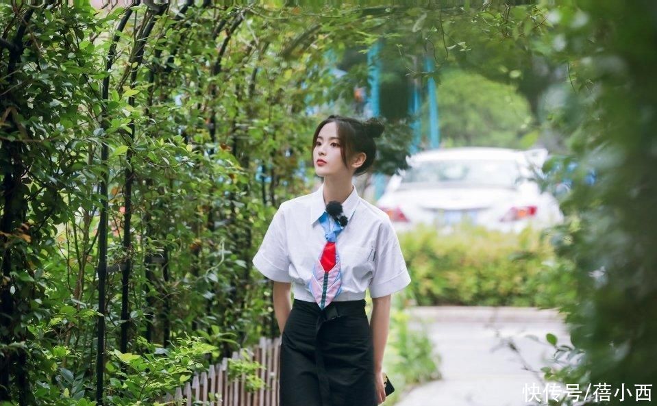 穿搭|58岁毛阿敏越老越时髦，穿白衬衫配牛仔裤走机场，170身材太出挑