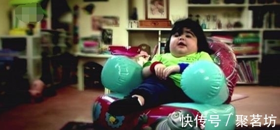 趣友|9岁女孩变成了真人版美人鱼,无法行走,也看不出有为此开心