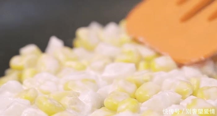 美食|雪梨玉米烙的简单做法,营养香甜,通便润肺,不错的宝宝辅食