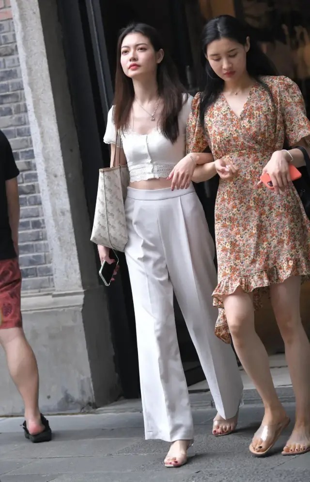 和闺蜜逛街,穿白长裤的大长腿性感美女