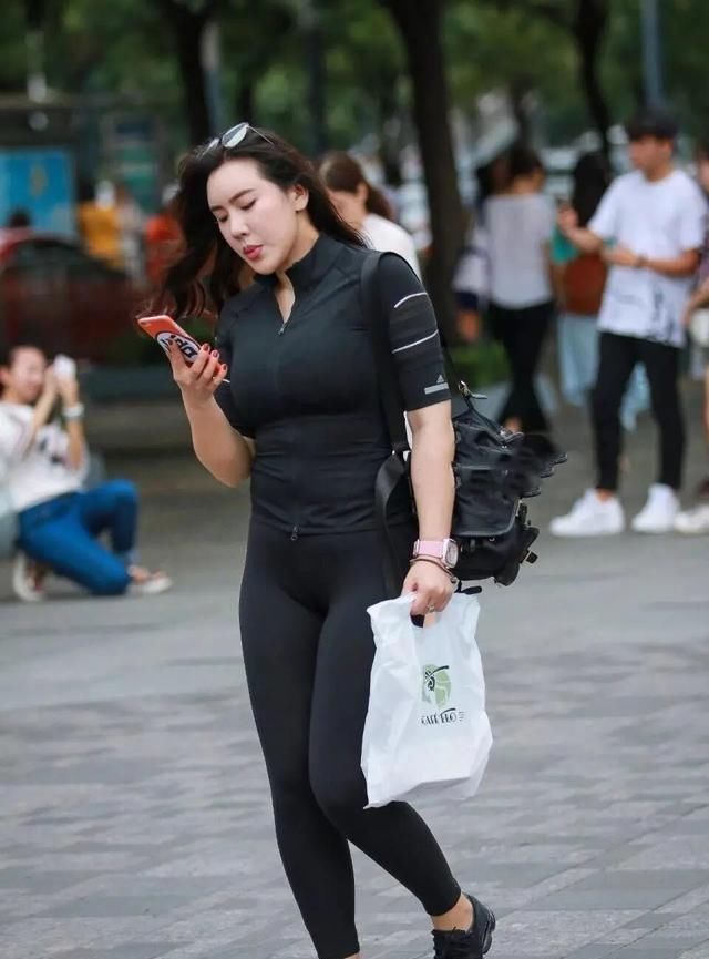 靓丽闪耀的打底裤穿出别样风采，提升整体形象，纯洁无瑕