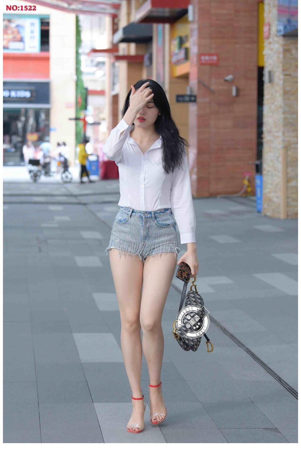 装扮 魅力动人的瑜伽裤装扮很有时尚感，轻盈舒适又优雅，简单大气