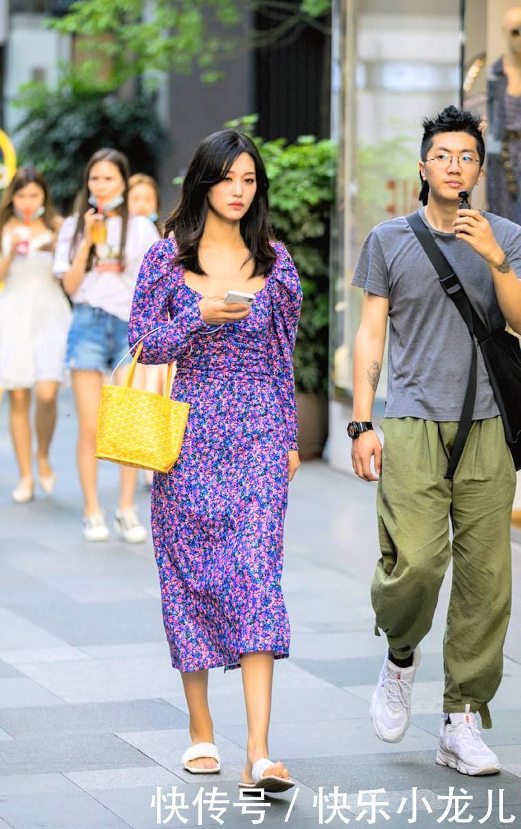 小姐姐轻松驾驭花朵裙,少不了一双高跟鞋,打造高级的时髦感