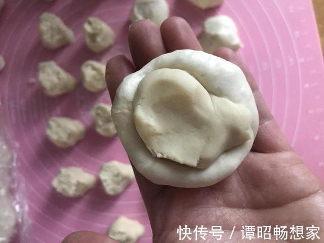 中式点心白皮酥做法,猪油和面静置半小时,成品香酥还不腻