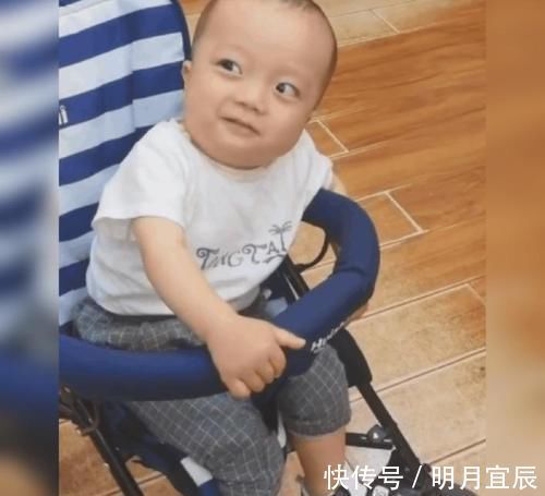 霸气侧漏|“霸气侧漏”的一岁萌娃因仪态走红网络,网友:谢广坤的迷你版!