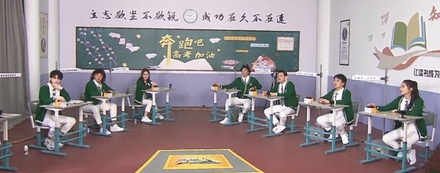 baby关晓彤同时扮学生,两人坐姿看出差距结过婚就是不一样