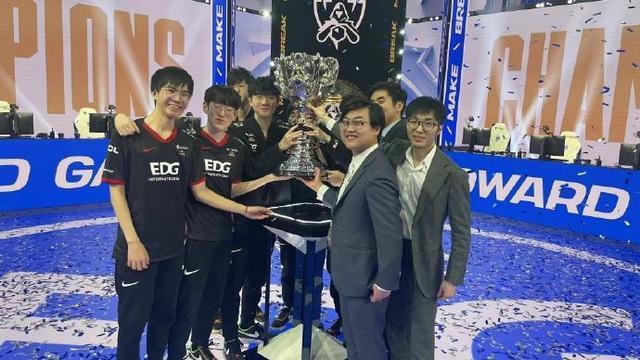 球迷|下午1点!资深媒体人做出争议表态:国足世界杯遭质疑,球迷骂声一片