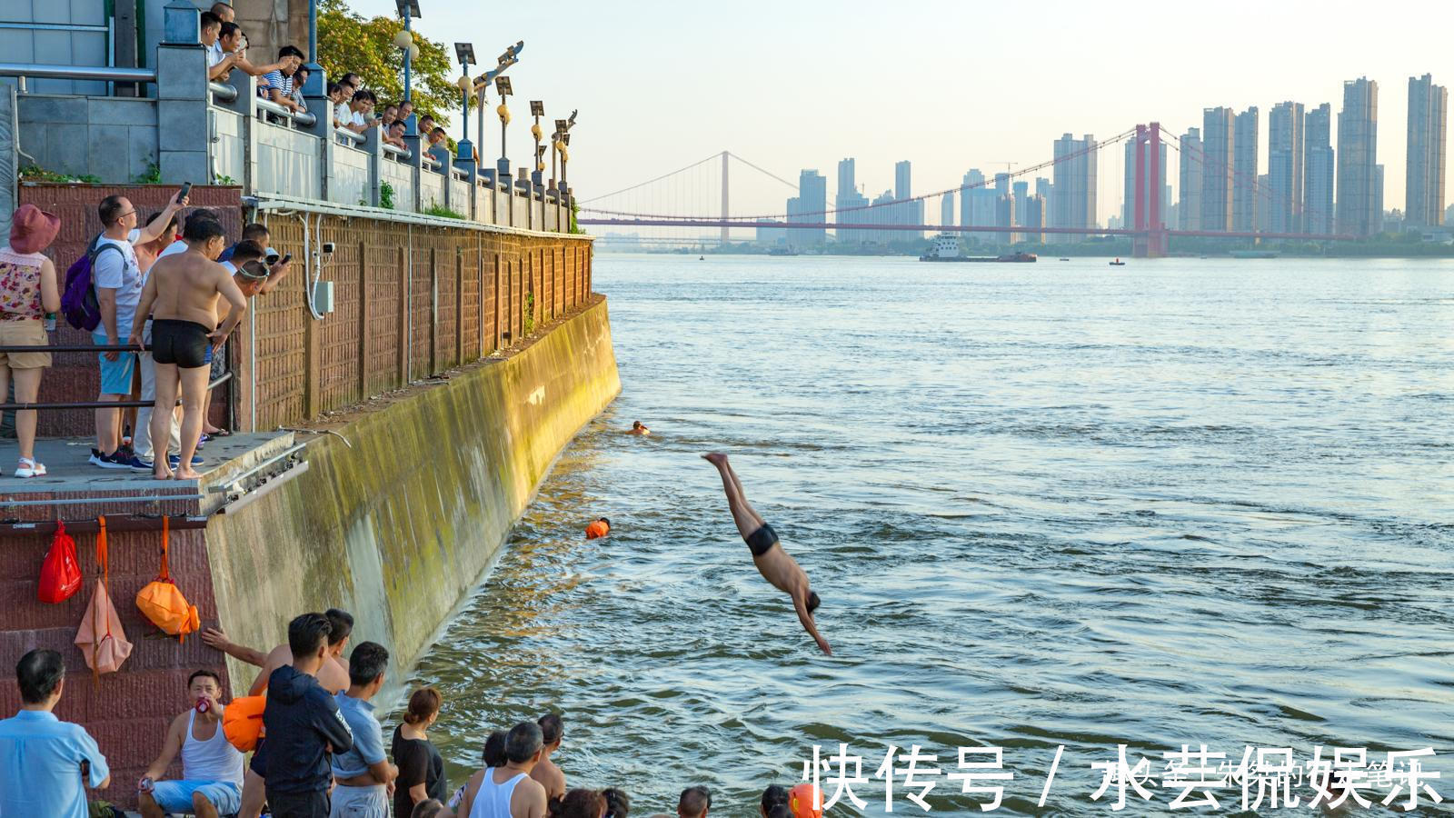 落日余晖|中国最“危险”的泳池，夏天每天数百人游泳，游客我怕游不回来