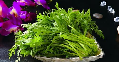 排毒养颜|女人害怕衰老太快，常吃3种食物，排毒养颜，延缓衰老，养护皮肤