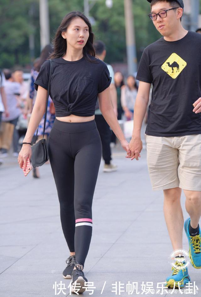 打底裤的搭配带来自在舒适的穿着感，尽显十足淑女气息