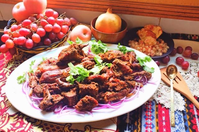 家庭烤箱也能做出来滋滋美味的烤羊排，吃起来外酥里嫩，还流汁