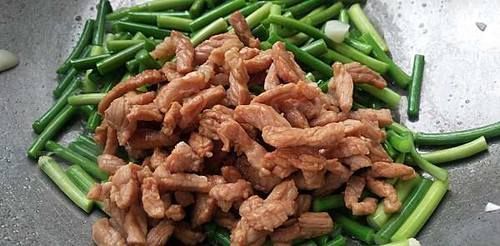 肉丝|炒猪肉时,先放油还是先放肉?很多人都搞错了,难怪肉又老又硬