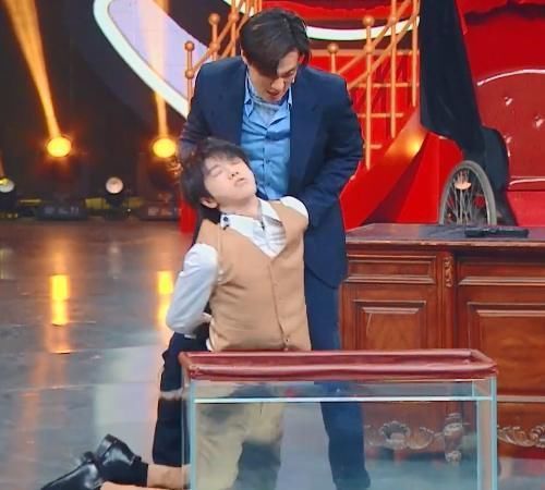 王牌华晨宇被按到水里时,谁注意到他的表情忍不住心疼