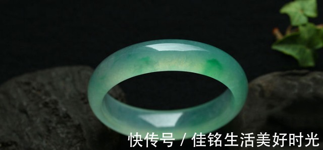 七七$翡翠购买后是否会变色合适的种类可以佩戴洗澡,玉石反而喜欢水!