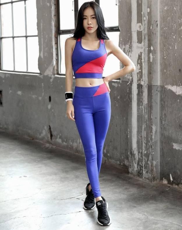 时尚|街拍迷人的紧身打底裤美女,尽显模特身材,优雅中带着女人味