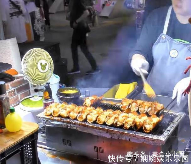 摆摊|40岁大叔摆摊卖“天价烧烤”50元1份,每天卖300份,客人闻香而来