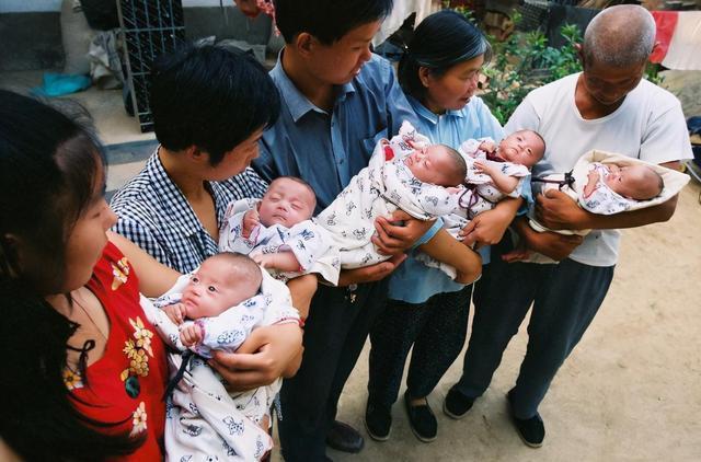 宝妈|“李”姓爸爸喜得5胞胎,上户口取名时宝妈怒了:是你亲生的吗