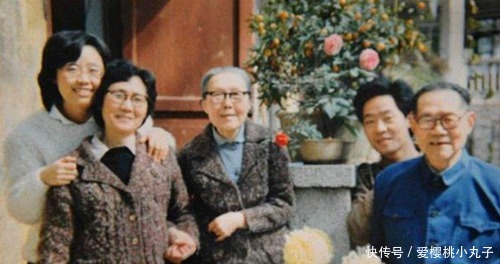 初恋嫌弃她的出身另娶他人,她却痴心等了52年,78岁终于嫁给他!