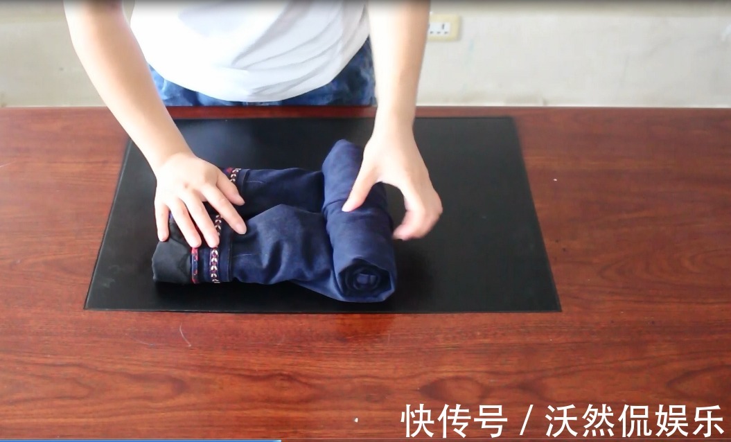 裤脚|叠牛仔裤的5种方法，简单易学还超省空间，衣柜再翻腾也不怕乱